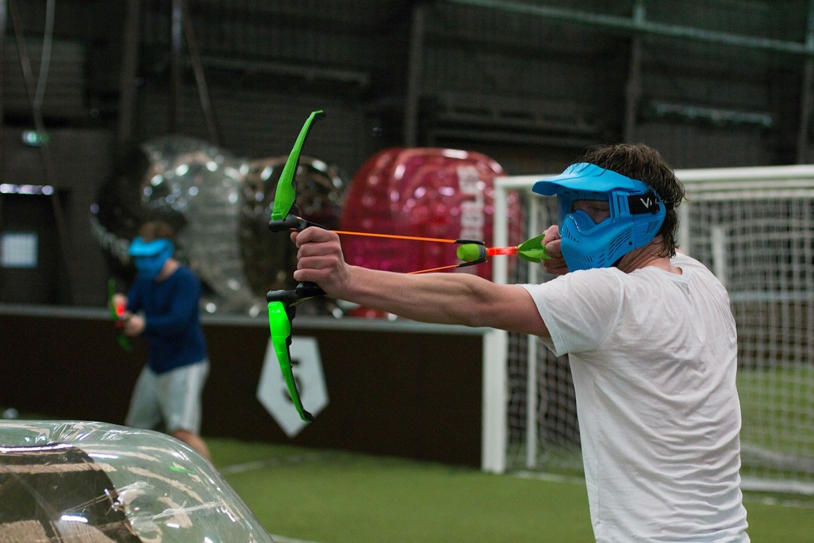 Jouer à l'Arrow Goo avec des mini-arcs afin de révolutionner l'Archery Tag