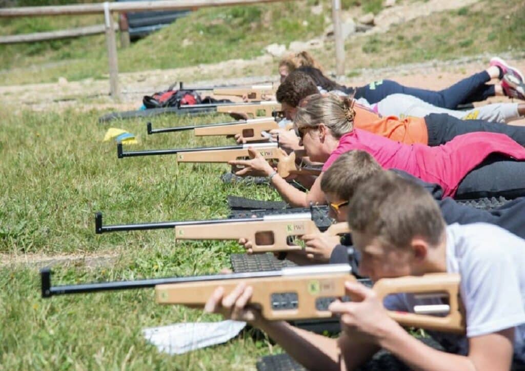 Des biathlètes en plein effort lors d'une séance de carabine laser durant l'été