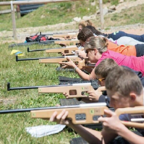 Des biathlètes en plein effort lors d'une séance de carabine laser durant l'été