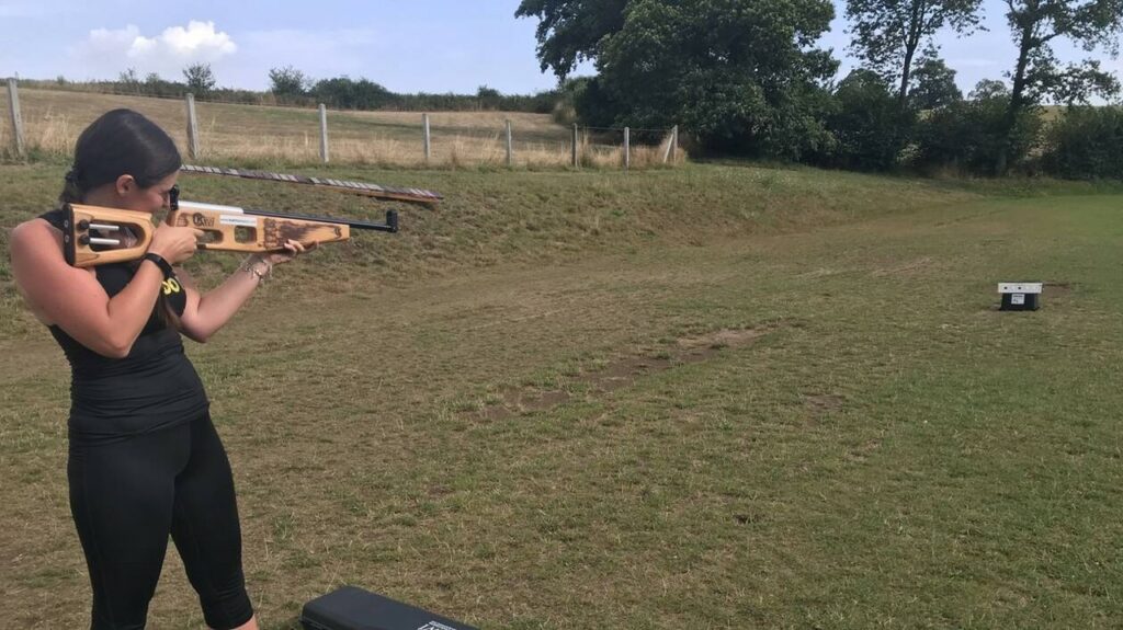 Séance d'entraînement de biathlon laser en position de tir, tentant de toucher des cibles éloignées