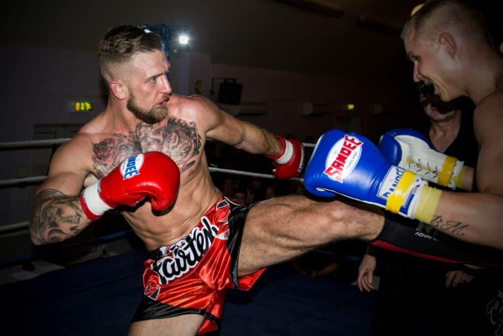 Athlète pratiquant le kick-boxing avec un coup de pied puissant