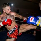 Athlète pratiquant le kick-boxing avec un coup de pied puissant