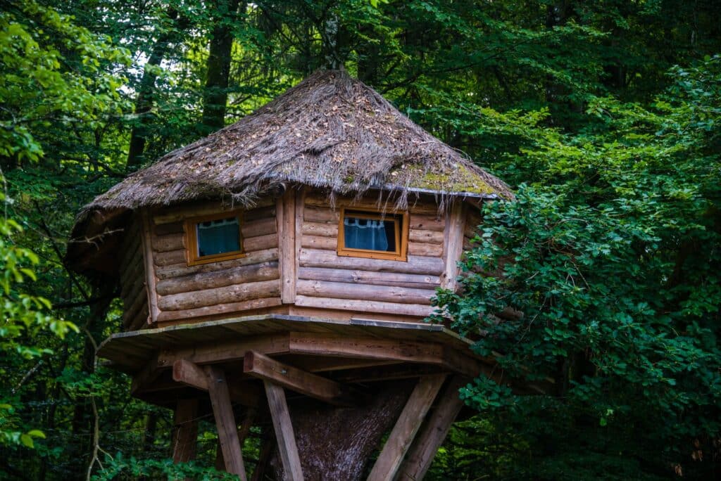 Cabane dans les arbres pour un hébergement insolite