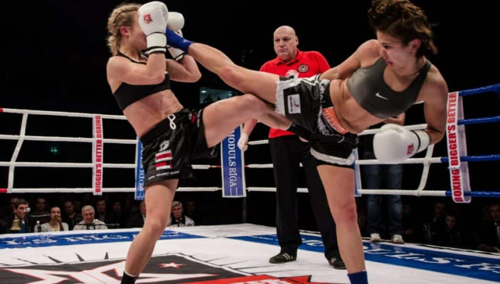 Combat de kick-boxing féminin