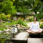 Femme méditant en position de lotus au lever du soleil