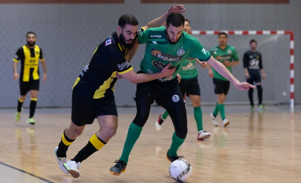 Joueurs de futsal en action sur le terrain intérieur