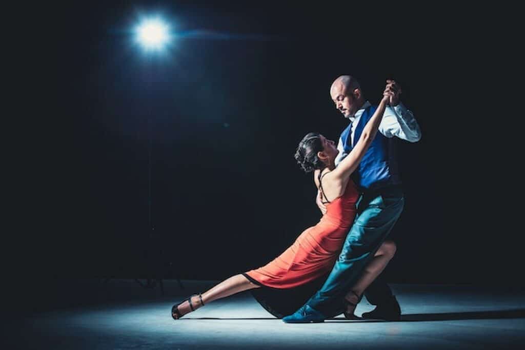 Des danseurs de salsa synchronisés sur un rythme entraînant