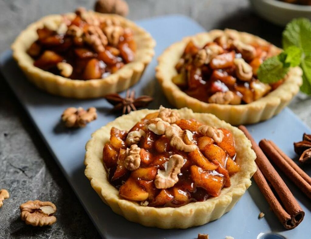 Tartelettes croustillantes aux pommes caramélisées et aux noix savoureuses