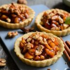 Tartelettes croustillantes aux pommes caramélisées et aux noix savoureuses