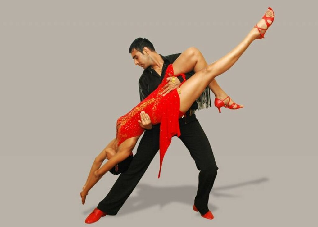 Un couple exécutant des mouvements de salsa avec passion