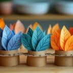 Couronne de feuilles colorées attachées ensemble pour une décoration DIY