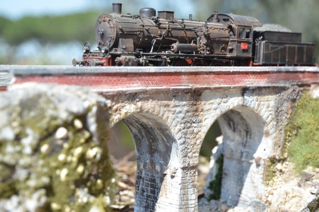 Diorama d'un train miniature traversant une ville en montagne