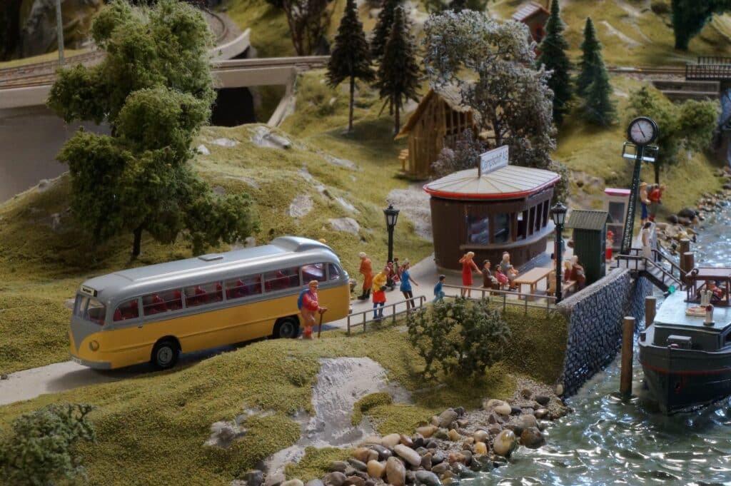 Diorama représentant un car emmenant des personnes prendre un bateau depuis un ponton