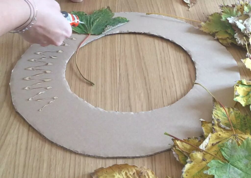 Fabrication d'une couronne de feuilles naturelles pour une activité manuelle automnale