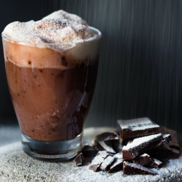 Boisson chaude au cacao et épices dans un mug transparent