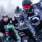 Le départ explosif d’une course d’Ice Cross avec plusieurs patineurs