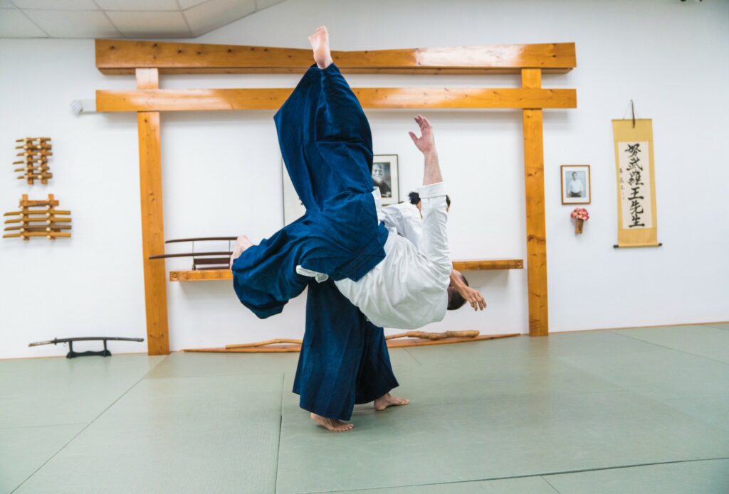 Deux pratiquants s'entraînent avec sérieux dans un dojo