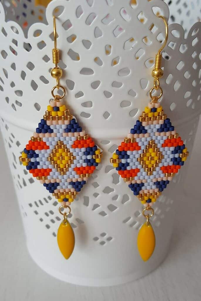 Exemple de boucle d’oreille en perles tissées avec le brick stitch